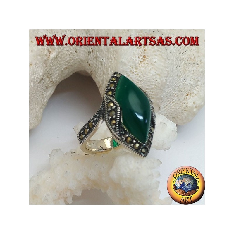 Anillo de plata con ágata verde cabujón lanzadera rodeada de marcasita y se levanta a los lados