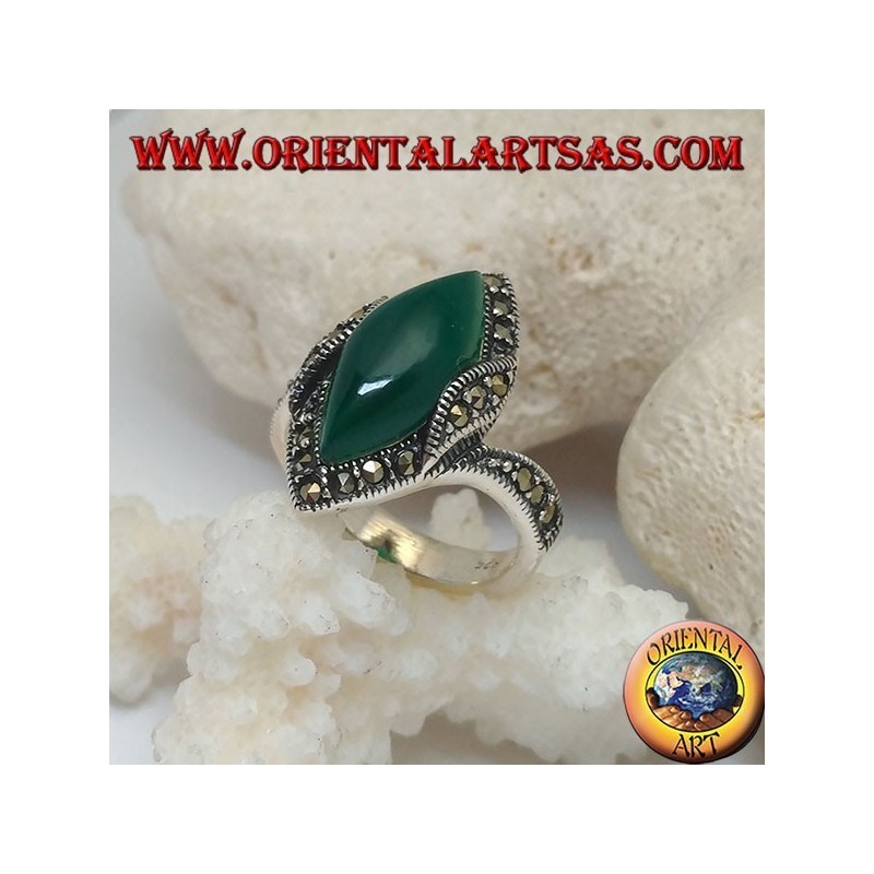 Bague en argent avec agate cabochon navette verte entourée de marcassite et montée sur les côtés