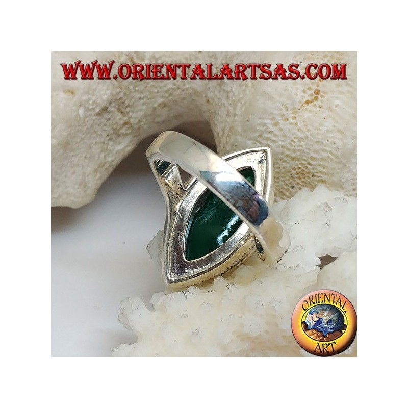 Anillo de plata con ágata verde cabujón lanzadera rodeada de marcasita y se levanta a los lados