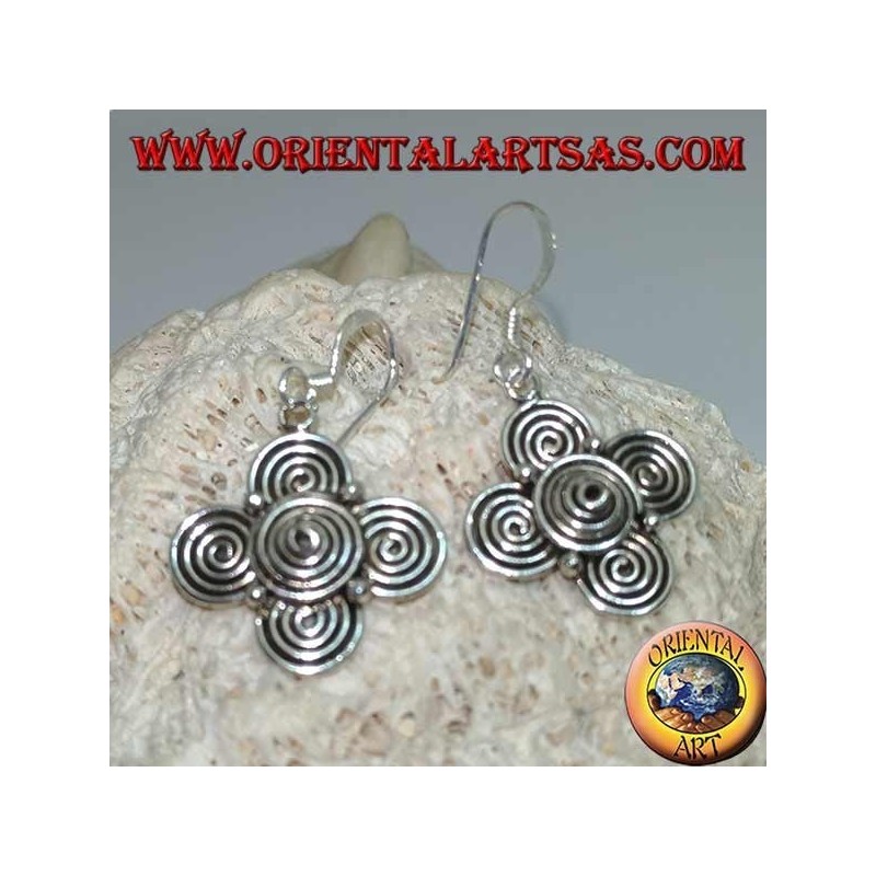 Boucles d'oreilles pendantes en argent avec un trèfle de spirales