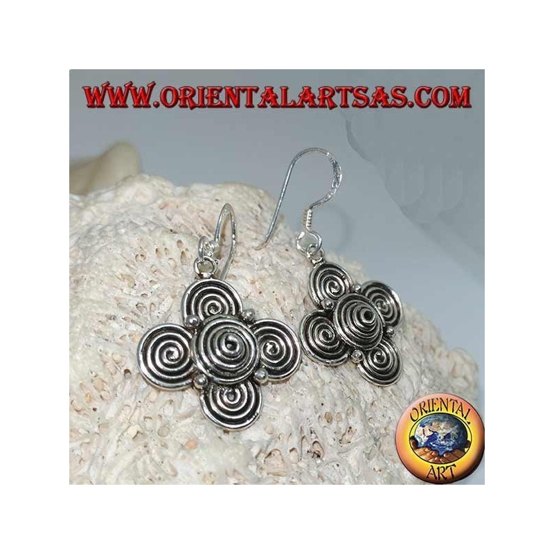 Boucles d'oreilles pendantes en argent avec un trèfle de spirales