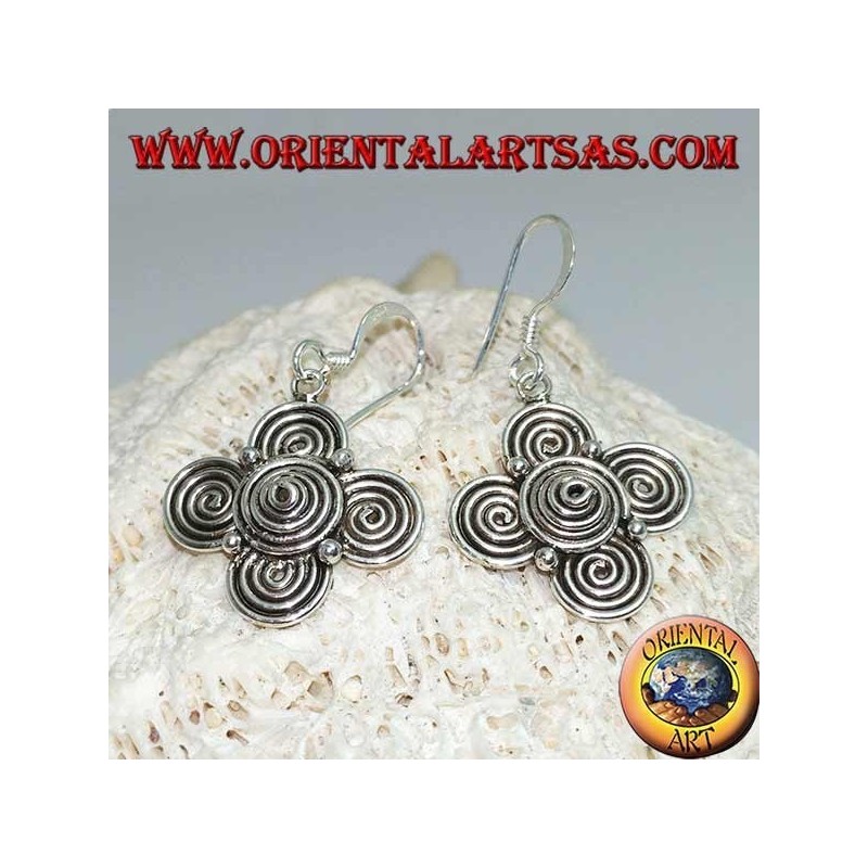 Silberne Ohrringe mit einem Kleeblatt Spiralen