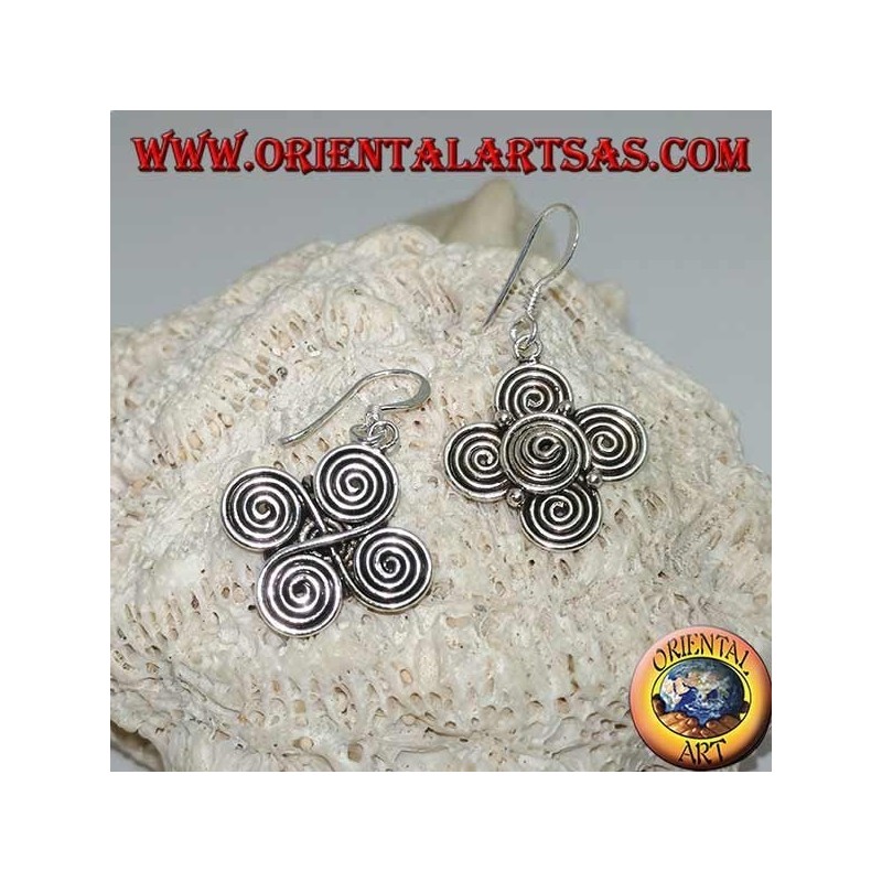 Boucles d'oreilles pendantes en argent avec un trèfle de spirales
