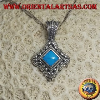 Pendentif en argent rhomboïde avec turquoise sur un cadre arrondi perforé