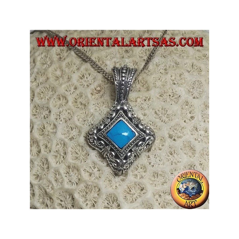 Pendentif en argent rhomboïde avec turquoise sur un cadre arrondi perforé