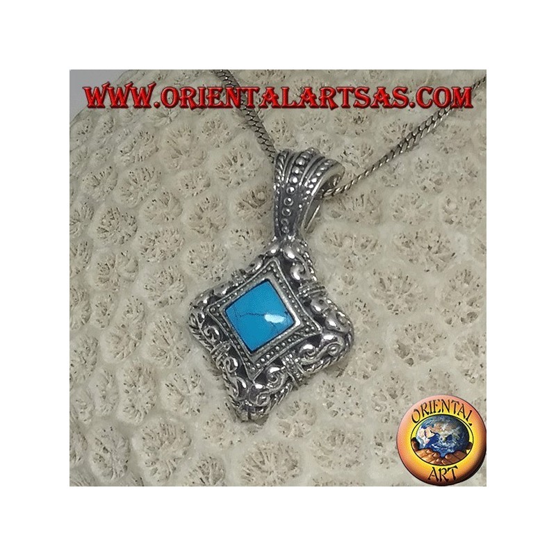 Pendentif en argent rhomboïde avec turquoise sur un cadre arrondi perforé