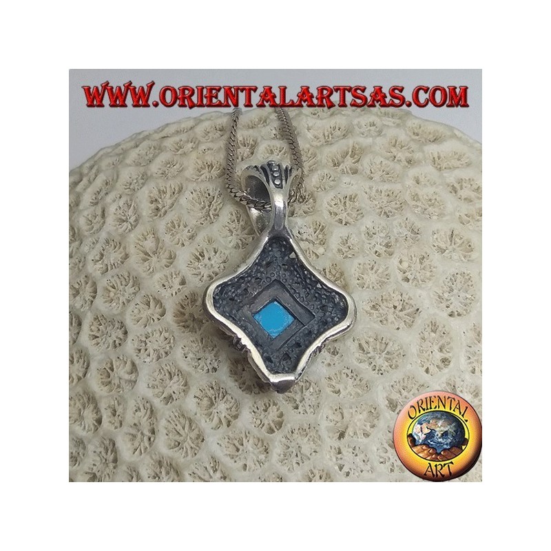 Pendentif en argent rhomboïde avec turquoise sur un cadre arrondi perforé