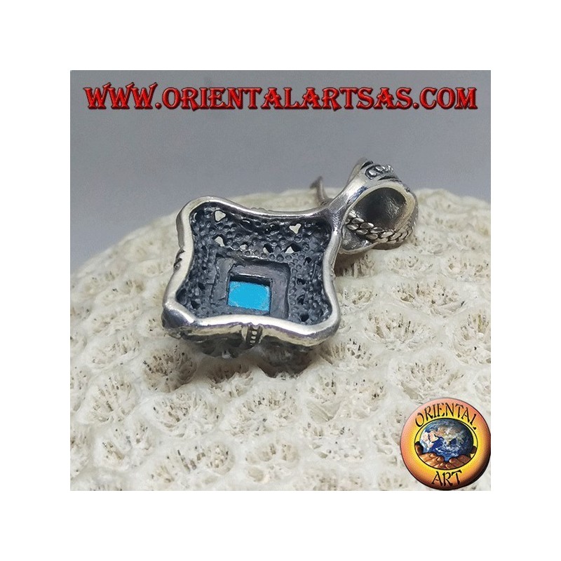 Pendentif en argent rhomboïde avec turquoise sur un cadre arrondi perforé