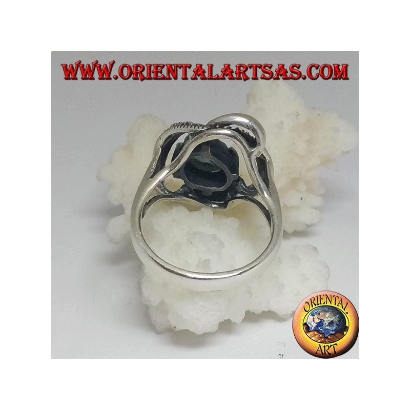 Anello in argento con smeraldo ovale naturale incastonato avvolto in 3D da fili con maracssite