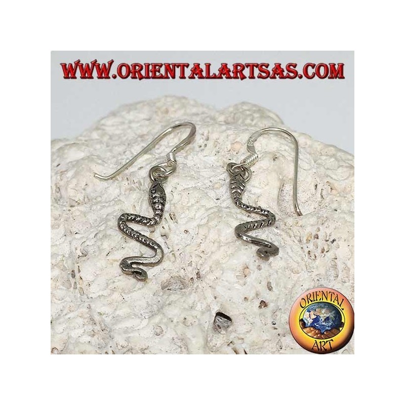 Pendientes de plata con serpiente sinuosa en movimiento.