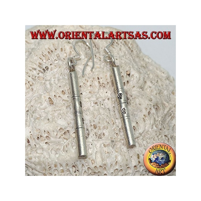 Pendientes colgantes de plata con barriles de bambú grabados.