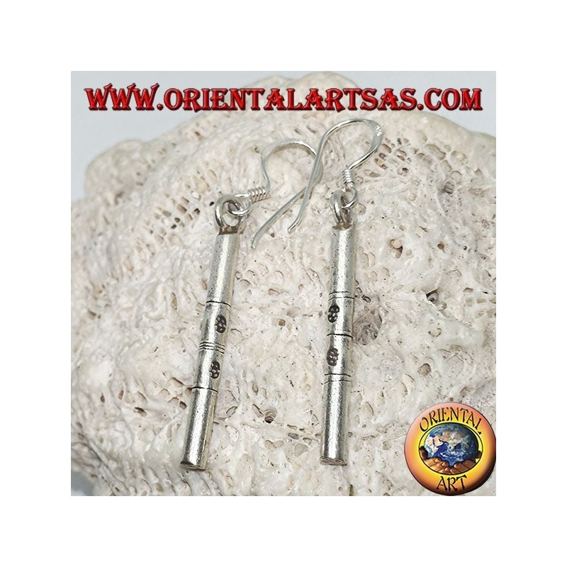 Pendientes colgantes de plata con barriles de bambú grabados.