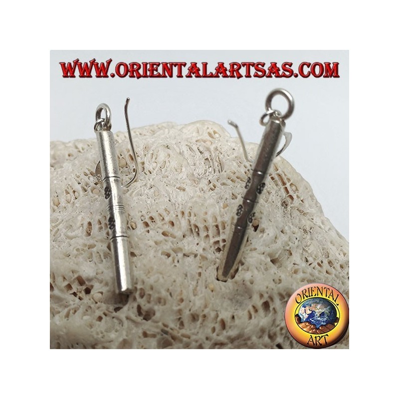 Pendientes colgantes de plata con barriles de bambú grabados.