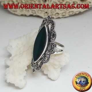 Anello in argento con agata verde a navetta e decoro in stile classico traforato con marcassite