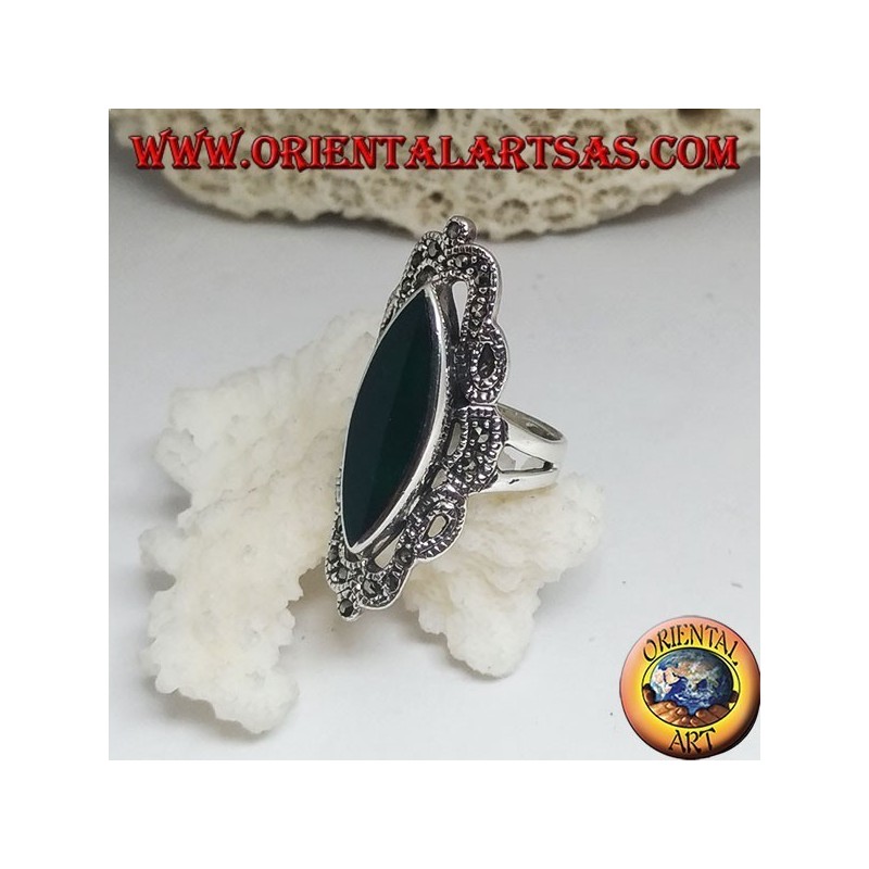 Anello in argento con agata verde a navetta e decoro in stile classico traforato con marcassite