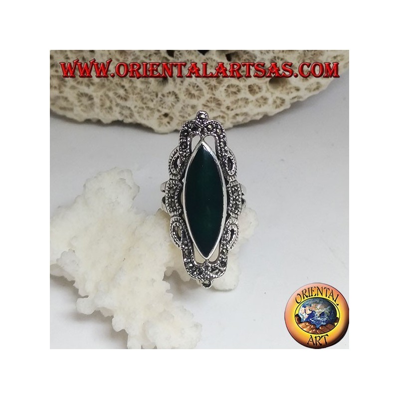 Bague en argent avec agate navette verte et décoration de style classique perforée de marcassite
