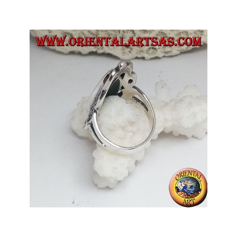 Anillo de plata con ágata verde y decoración de estilo clásico perforada con marcasita.