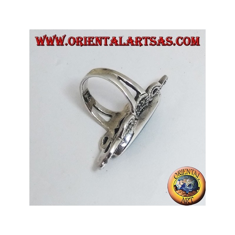 Anello in argento con agata verde a navetta e decoro in stile classico traforato con marcassite