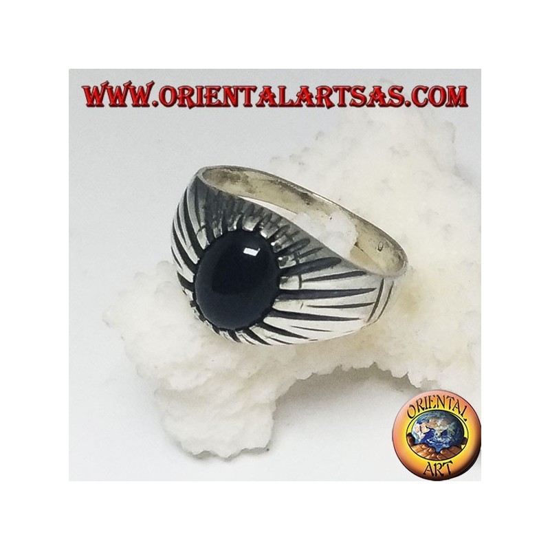 Anello in argento con onice ovale cabochon incastonata da montatura rigata