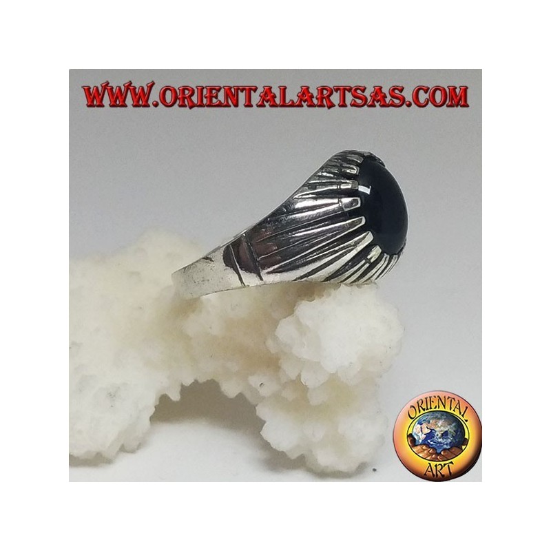 Bague en argent avec onyx cabochon ovale sertie d'un sertissage côtelé