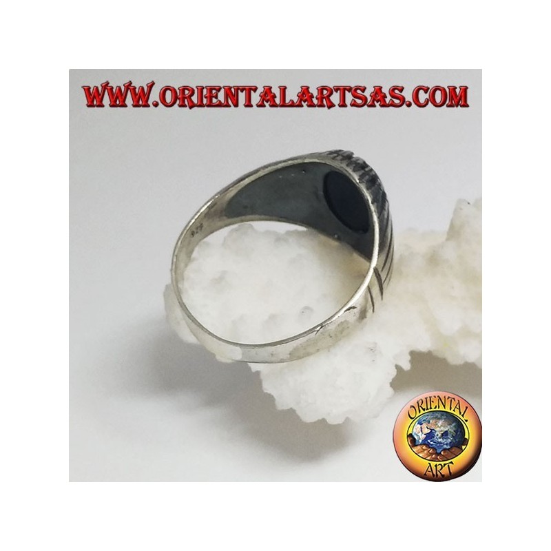 Anillo de plata con ónix cabujón oval engastado con acanalado