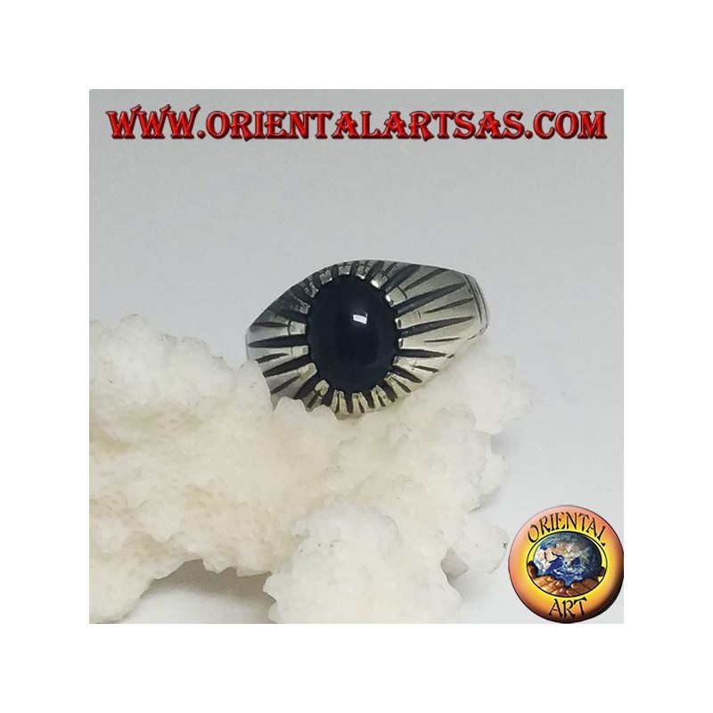 Anello in argento con onice ovale cabochon incastonata da montatura rigata