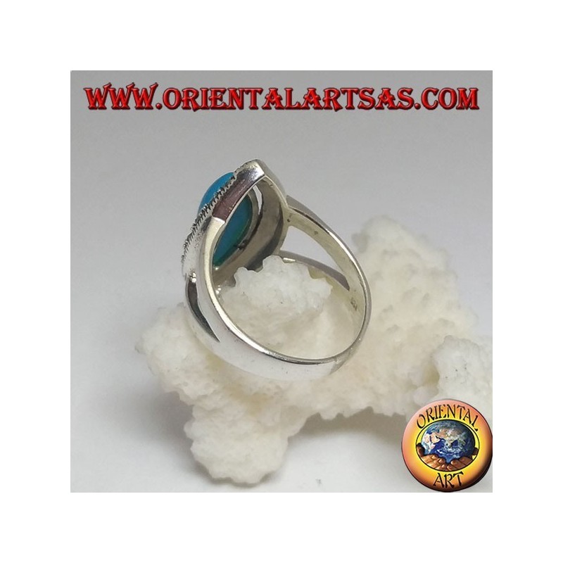 Bague en argent, avec navette taille cabochon turquoise entourée de marcassite
