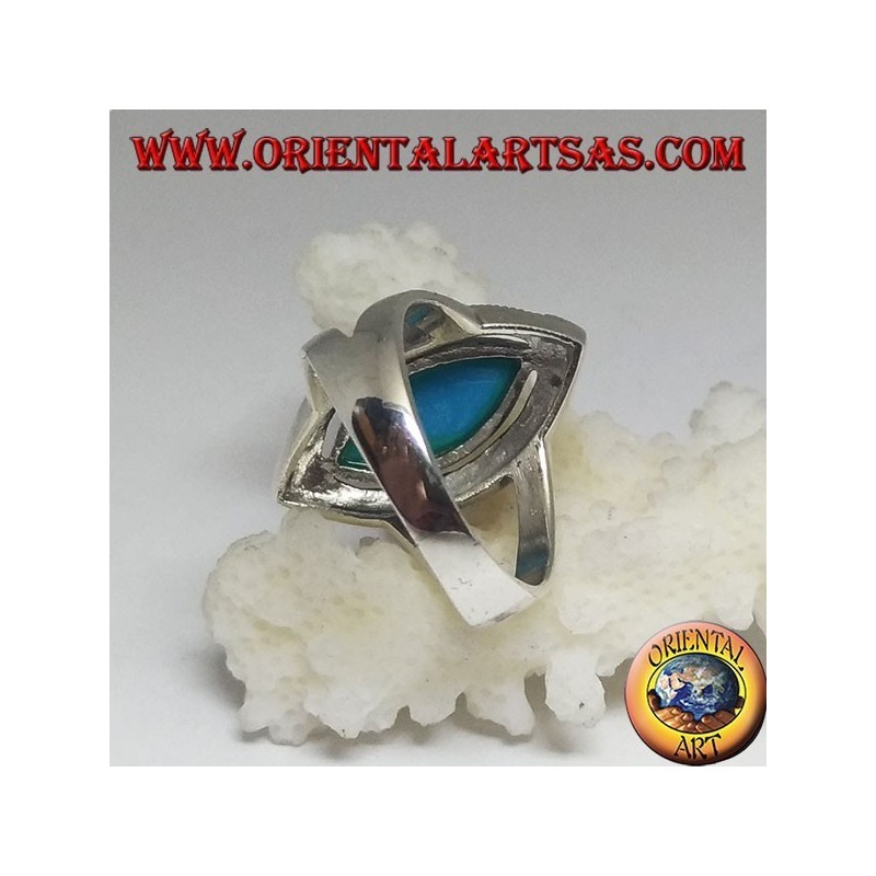 Bague en argent, avec navette taille cabochon turquoise entourée de marcassite