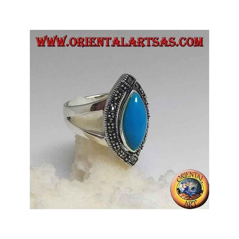 Anillo de plata, con lanzadera de corte cabujón turquesa rodeada de marcasita