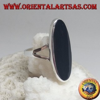 Anello in argento con onice ovale allungata su montatura liscia a due agganci laterali