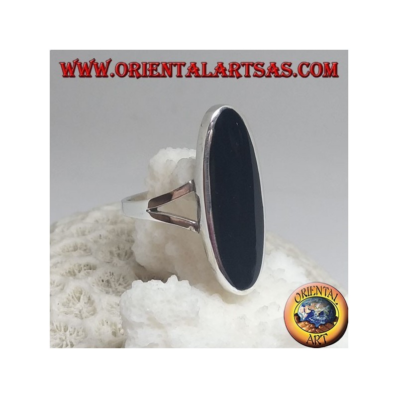 Silver ring with oval onyx elongated on a smooth frame with two lateral hooks