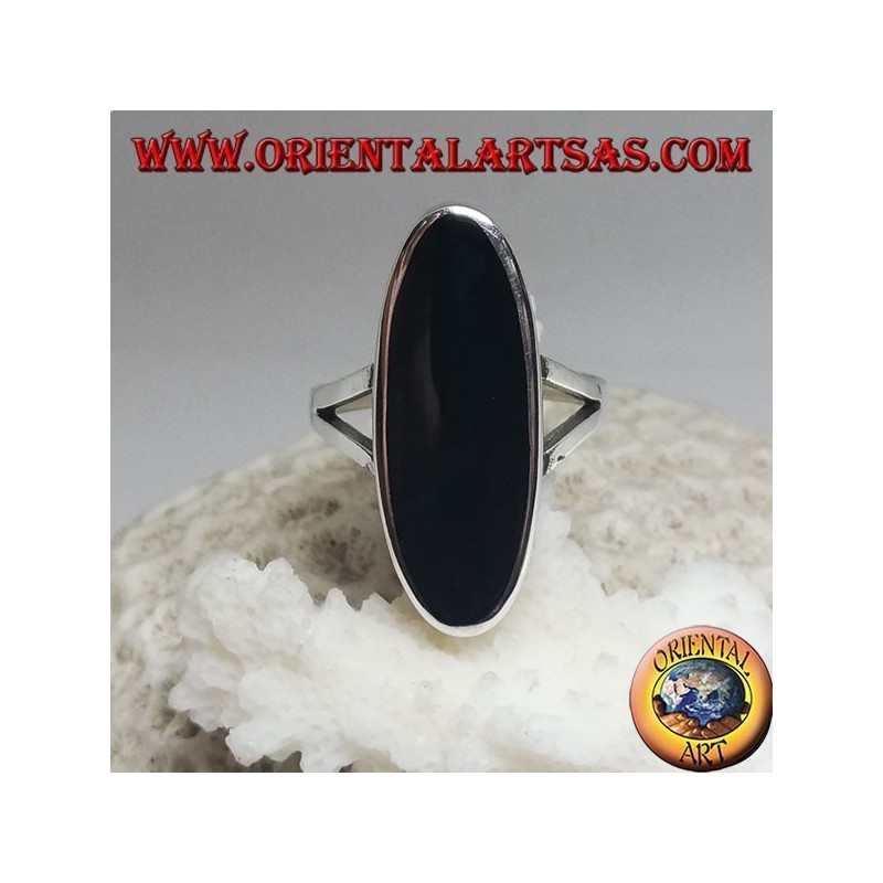 Silver ring with oval onyx elongated on a smooth frame with two lateral hooks