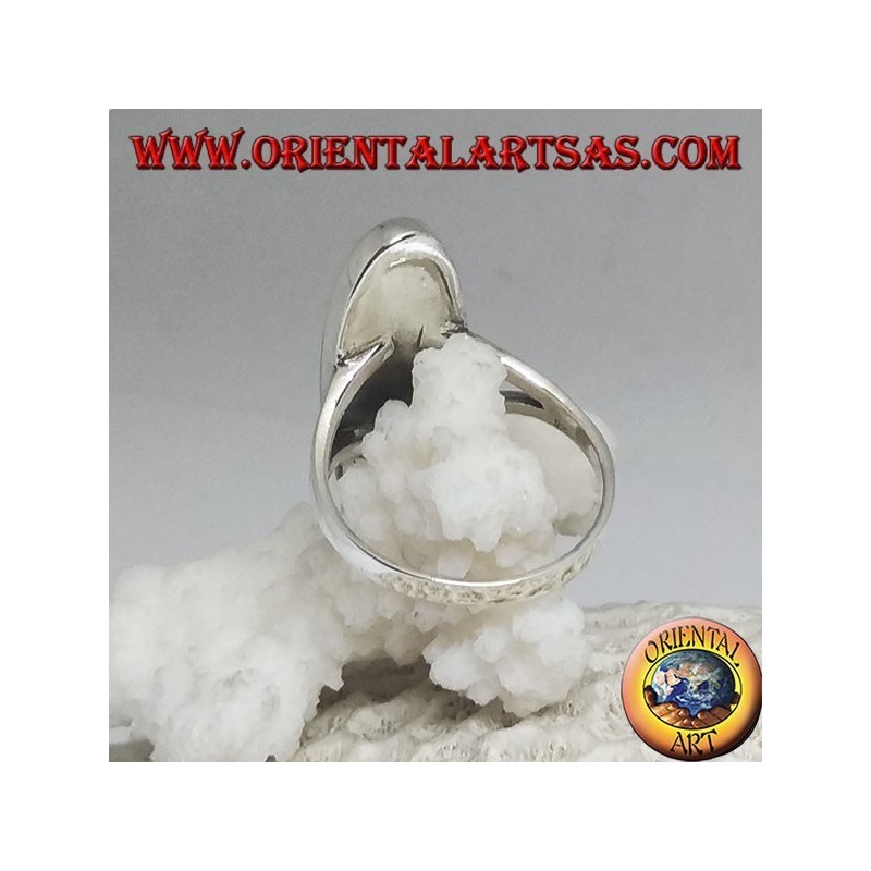 Anello in argento con onice ovale allungata su montatura liscia a due agganci laterali
