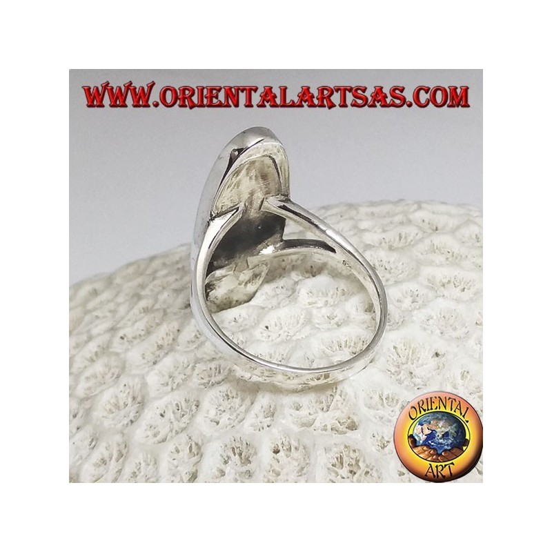 Anello in argento con onice ovale allungata su montatura liscia a due agganci laterali