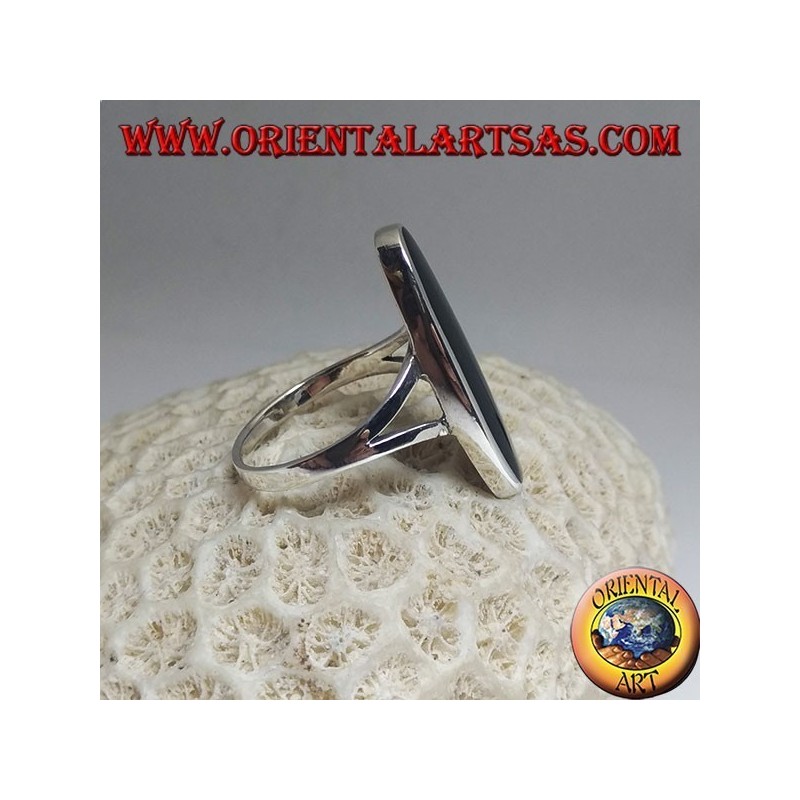 Anillo de plata con ónix ovalado alargado en un marco liso con dos ganchos laterales
