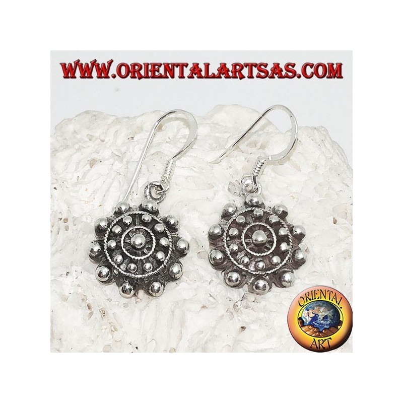 Pendientes de plata con bolas y líneas concéntricas.