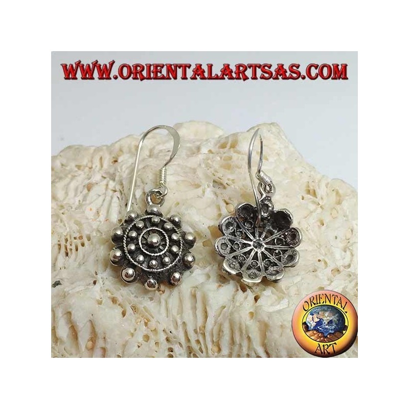 Pendientes de plata con bolas y líneas concéntricas.