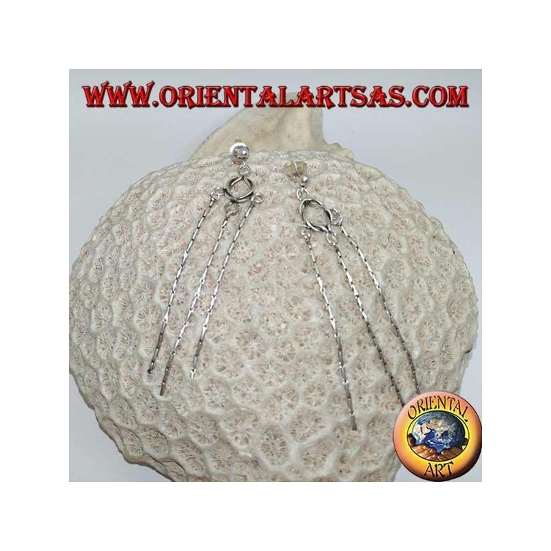 Silberne Ohrringe mit Knoten und drei hängenden Strickfäden