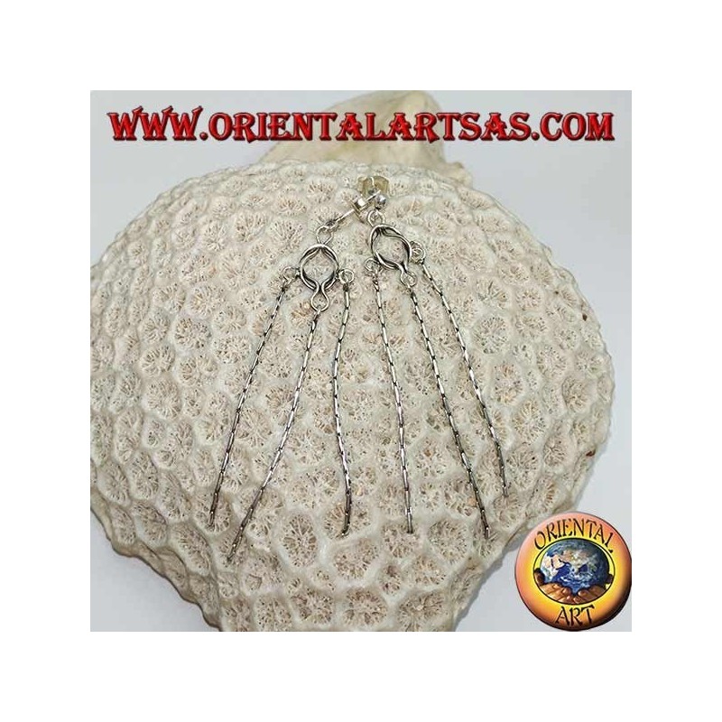 Silberne Ohrringe mit Knoten und drei hängenden Strickfäden