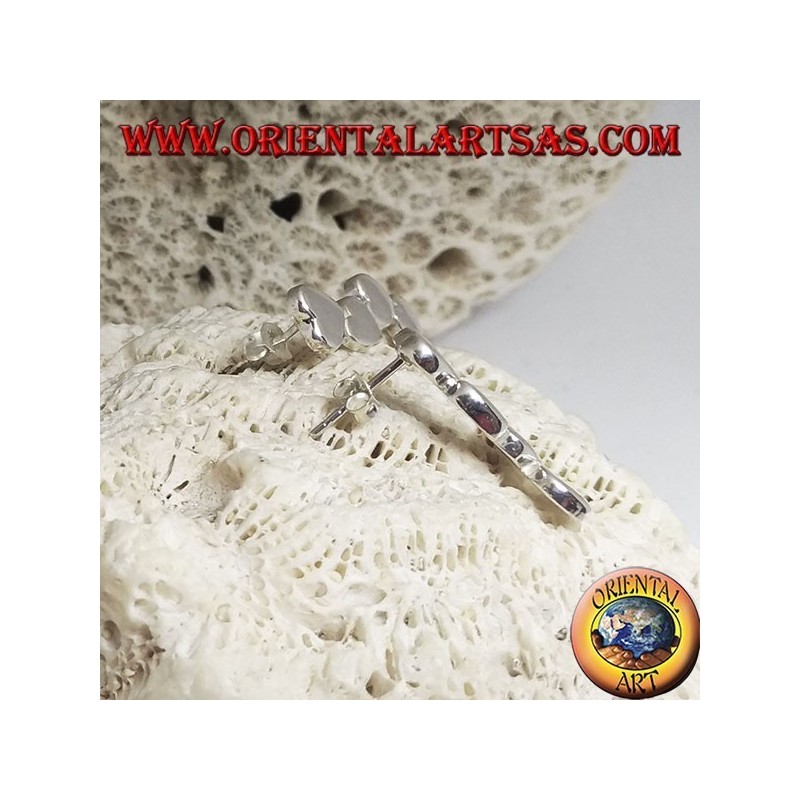 Boucles d'oreilles en argent avec une rangée de 4 coeurs à lobe lisse