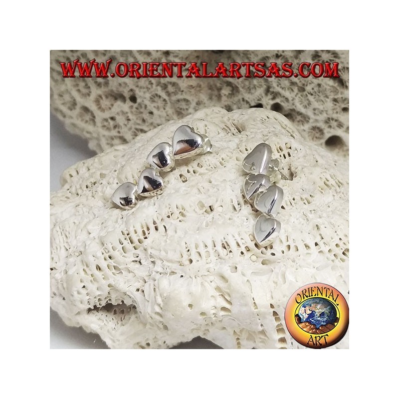 Pendientes de plata con una fila de 4 corazones de lóbulos lisos.