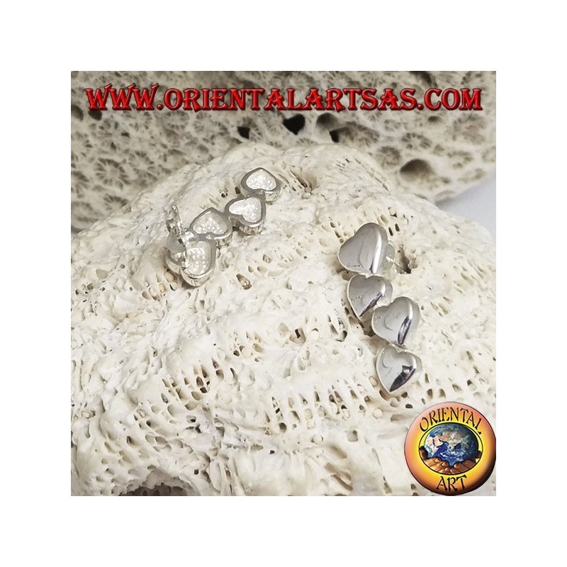 Pendientes de plata con una fila de 4 corazones de lóbulos lisos.