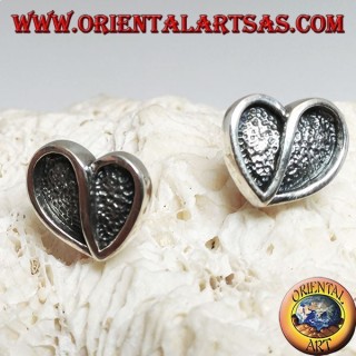 Boucles d'oreilles en argent en forme de coeur creusées en bas-relief d'un lobe