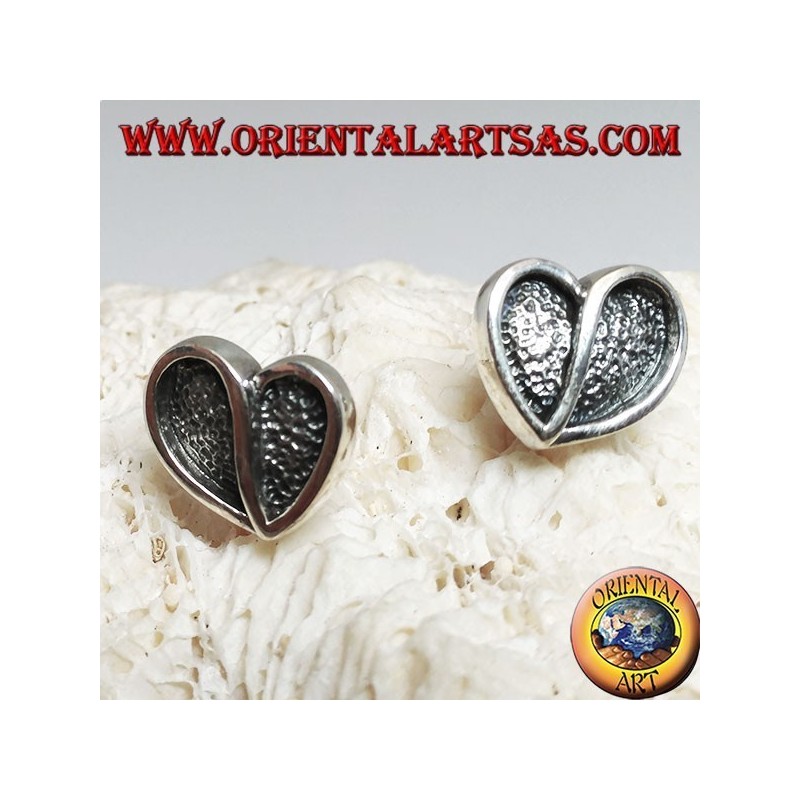 Pendientes de plata en forma de corazón ahuecados en bajorrelieve de un lóbulo