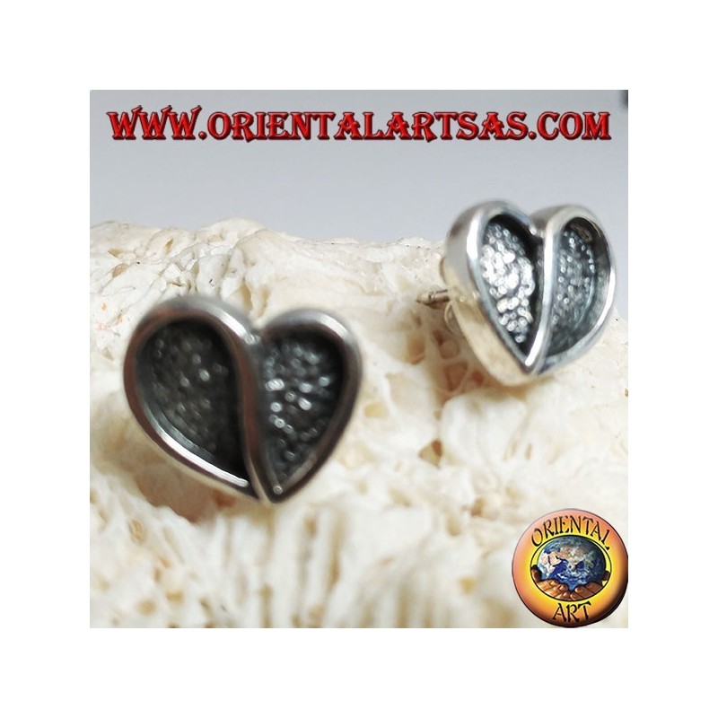 Pendientes de plata en forma de corazón ahuecados en bajorrelieve de un lóbulo