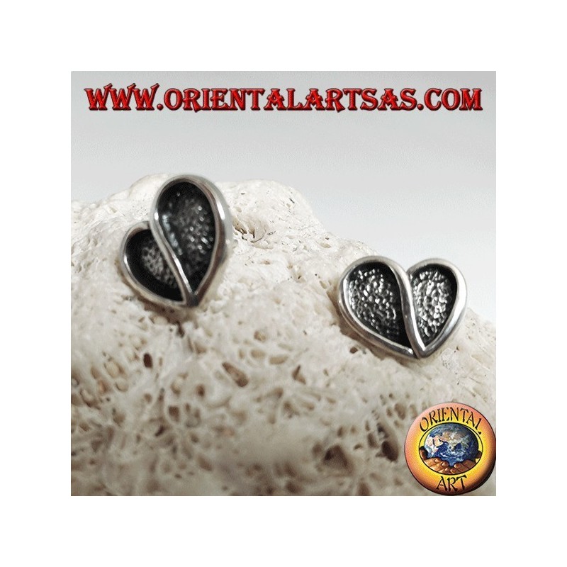 Pendientes de plata en forma de corazón ahuecados en bajorrelieve de un lóbulo