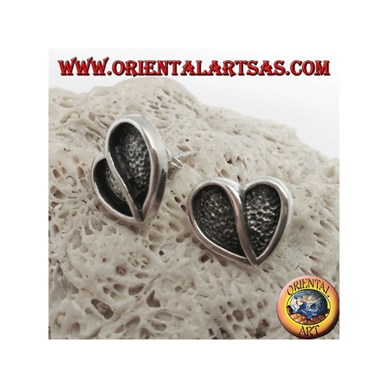 Boucles d'oreilles en argent en forme de coeur creusées en bas-relief d'un lobe