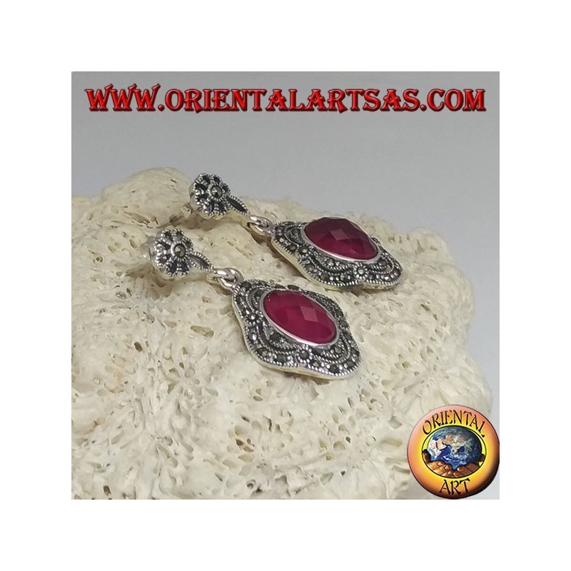 Orecchini in argento con rubino sintetico ovale sfaccettato contornato da marcassite e trafori