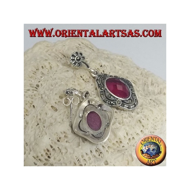 Orecchini in argento con rubino sintetico ovale sfaccettato contornato da marcassite e trafori