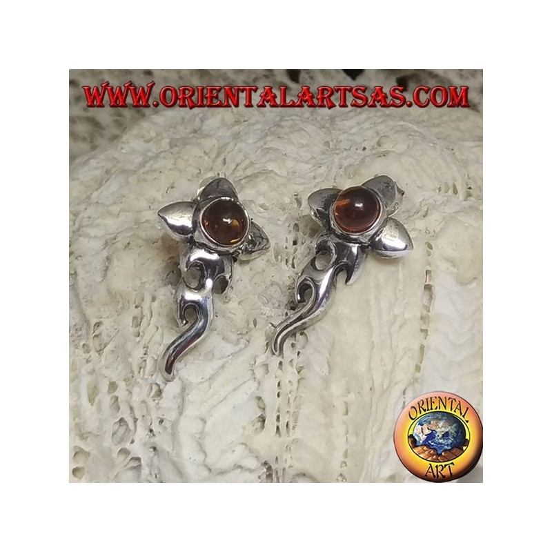 Orecchini in argento con ambra tonda cabochon e fiore con il basso esteso